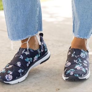 NWT VERA BRADLEY SLIP-ON SNEAKER IN NAVY GARDEN 💙 SIZE 10